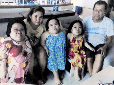 郭家合家欢照。左起:郭佩盈、邱英真妈妈、郭佩芳、郭佩婷及郭国利爸爸。