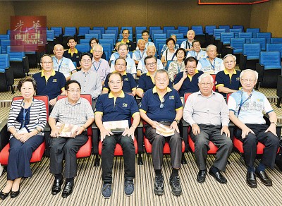 郭显荣(前排右3)、谢国培(左3)及蓝武昌(右2)出席陈充恩电子图书馆推介礼。