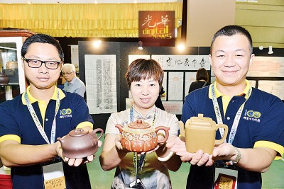3名中国紫砂壶师傅各别带来得意作品:左起周曙峰、徐英及许似超。