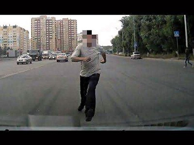 行车记录器不仅摄录了紧急事故的发生经过,就连路霸也无所遁形。