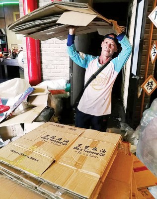 庄成才:旧报好价,纸皮回收价格跟着涨。