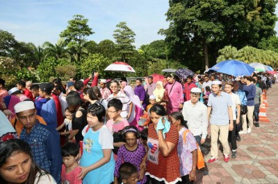 尽管艳阳高照,可是各族人民还不怕高阳的过去首相署与首相夫妇道贺。