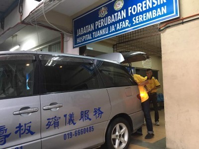 尸体解剖之后,家属连夜将3名死者送返马六甲。
