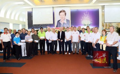 家属也秉持陈秀英的遗志捐出86万令吉予35个团体、组织及学校。右8起为陈景岗和陈凯希。