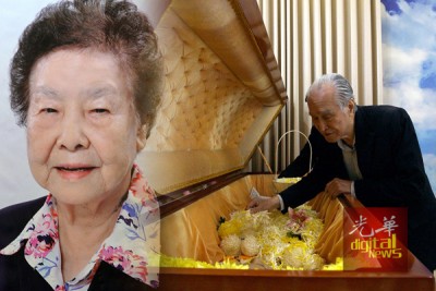 陈凯希感叹失去一个重要、心爱的人。在封棺前,瞻仰太太最后一面。