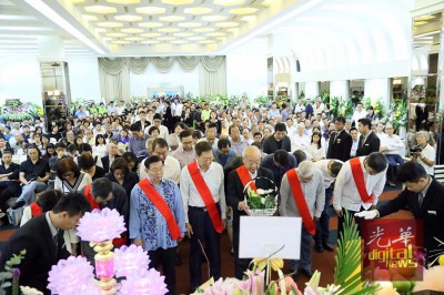 逾2000名商界贤要、团体及组织等领袖致祭。华社领袖分批向陈秀英致祭。右3起为林玉唐和黄汉良。