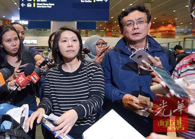 马航128客机乘客抵达隆国际机场后,受媒体访问。