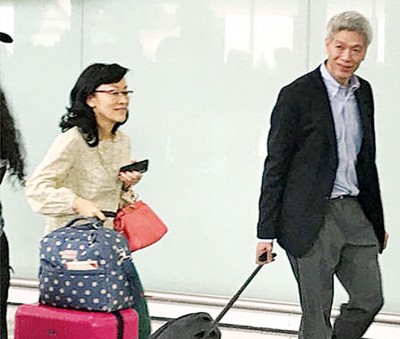 香港媒体直击李发扬与夫人林学芬相差香港国际机场。