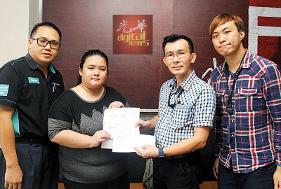 吴义民(右2自)移交10万令吉支票予李恩怡,见证的发晨光爱心队队长李杰文(左)与本报记者陈志玮。