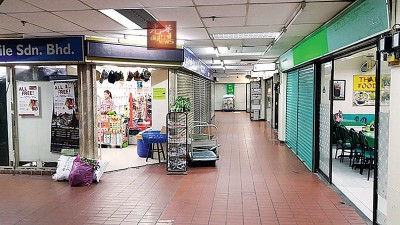 光大广场内有数家外劳店铺,图左为外劳经营的杂货店及食店(右)。