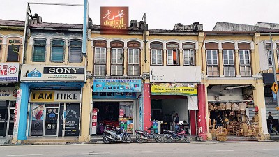位于槟榔律的孟加拉市场(左2)。