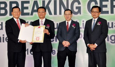 章计平(左1)移交聘书予李鸿隆(左2),委任后者为顾问,并由林冠英及彭继通见证。