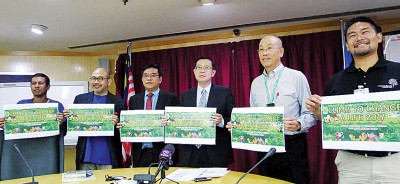 左起阿德林、李荣祥、黄汉伟、林冠英、石礼兴和陈荣堡呼吁大家踊跃报名。