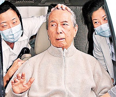 何鸿燊因95春的年退休,脱信德集团行政主席的职务,做荣誉主席。