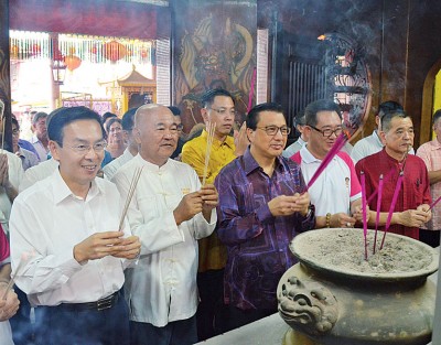 廖中莱(左3)巡视居林广福宫,带领全体与会者及理事一同敬香。左起陈栋良、广福宫主席林李诚、蔡通爱、陈德钦。