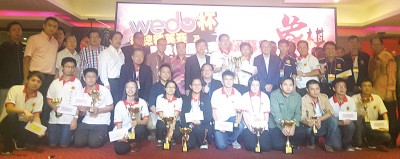 一众嘉宾与三大赛得奖者合照。
