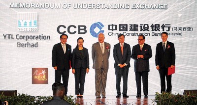 马珈(左2起)、纳吉、王洪章及杨忠礼见证杨肃斌(左)代表杨忠礼集团与江建华签署合作备忘录。