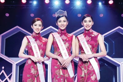 (左起)季军兼最上镜女神及人气女神Poly彭静盈、全民女神Moon陈玉娥以及亚军兼完美体态女神及才艺女神Tiffany郑亦庭。