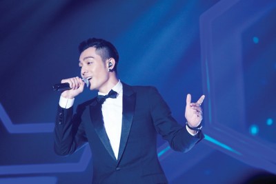 评审兼表演嘉宾的周柏豪用歌声迷倒全场女生。