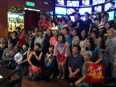癌症幸存者喜庆“重生”,高唱《生日歌》。