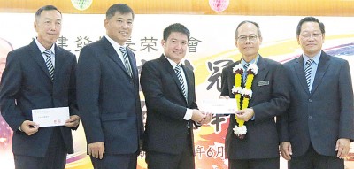 吴建发(右2)移交捐款予董事部及家教协会,左起王孙基、符明科与林华荣,右为王庆中。