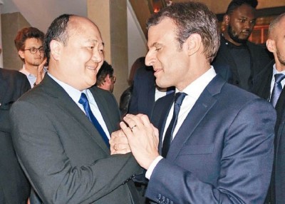 陈文雄(左)表示马克宏(右)的党政出选。