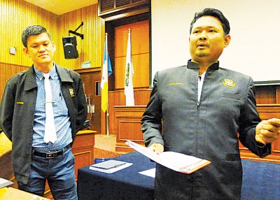王耶宗(左)和赛夫阿兹万抨击伊祖利白做4年市议员,只在玩弄政治,捞取政治资本。