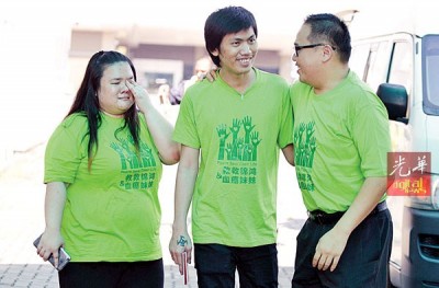 李杰文(右起)在刘德安和李恩怡登机前,给予祝福和拥抱。