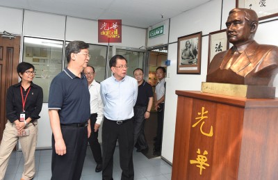 中国《人民日报》海外版总编辑王树成在骆南辉的陪同下参观孙中山雕像,旁为李兴前和郑彩凤。