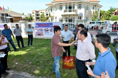 黄伟益踏入民政党总部前范围后,陈嘉亮这以福建话说到:“黄伟益,闻讯吃肥肉的是您,凡啊?”