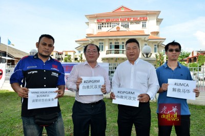 黄伟益(左2)当(左起)学兹里、吴骏强同陈劲达陪下,当民政党槟城总部前举行记者会。