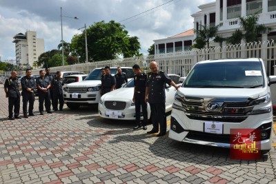 当局联合行动充公的三辆豪华汽车。