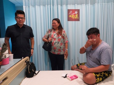 李俊祥(右)谈及海鲜楼夷为平地,不禁地与李丽欣(中)泪洒医院。左为黄祚信。