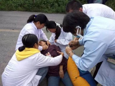 救护人员为伤者进行救治。