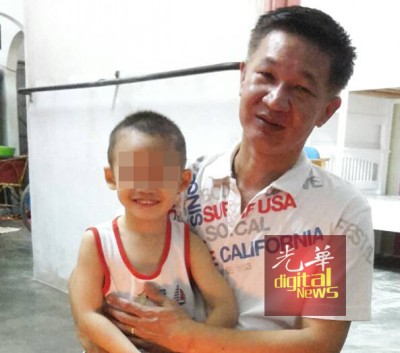 叶宝光为幼子庆祝生日。