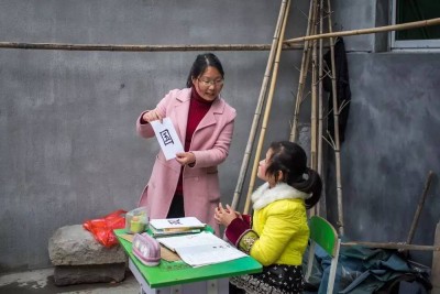 王苏妹老师来到汪凌莹家中,为她上语文课。