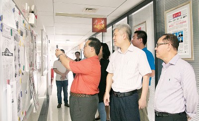 本报李兴前(右1)、林星发(左1)与环球商系到访《南方日报》社,参观《南方日報》。