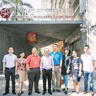 一行人在广州文艺市民空间合影。左4李兴前,左3林星发,右3郭灵。