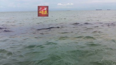 海上浮现大量油渍,疑似失火油船所泄出。