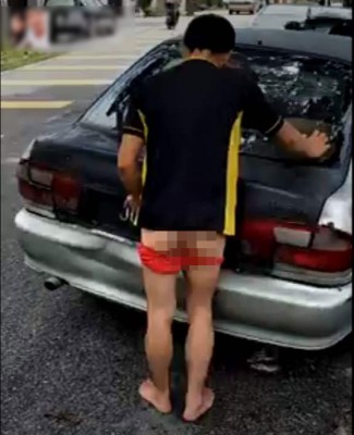男子当街脱下内裤小解。