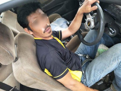 脱掉裤子仅穿着内裤下车当街“露宝”小便的威拉轿车司机。