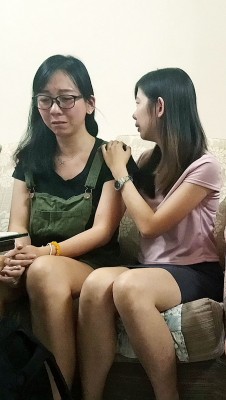 林舒閒（左起）和林舒菁想到遠在新加坡等待治療的弟弟，難忍淚水。