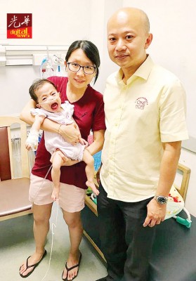 黄璇恩依偎在妈妈叶美玲怀抱着,右为蔡瑞豪新近至医院看望她。