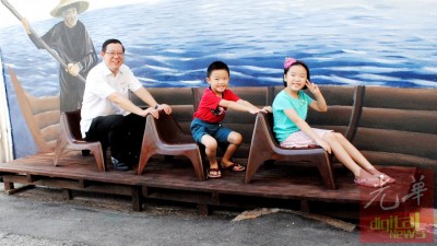 林家丞、林佳琪姐弟欢喜与首长同在一条船上。
