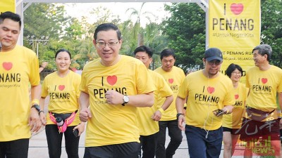 林冠英也亲身参与“我爱槟城跑”活动。