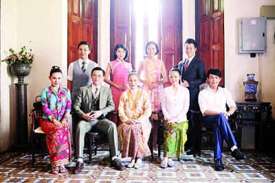 ntv7中文电视剧《娘惹相思格》众演员在槟城侨生博物馆取景。前排左起为萧依婷、江家荣、陈意瑕、吴俐璇及林宇中,后排左起为志祥、林佩琦、林绿及李承运。