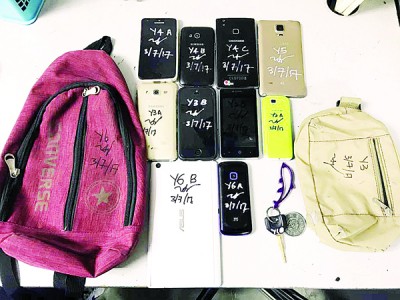 在救人行动中,警方起获各种物品。