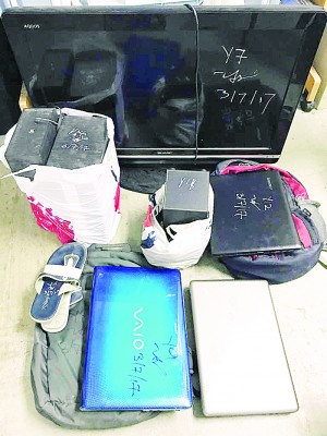 警方起获平板电视、电脑以及音响等物品。