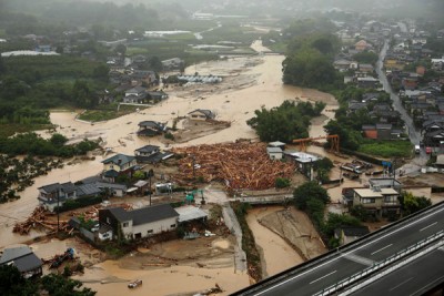 南玛都台风带来狂风暴雨,九州多地变成泽国。(法新社照片)