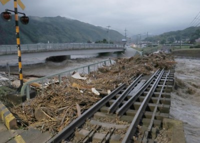 火车轨道亦遭洪水冲断。